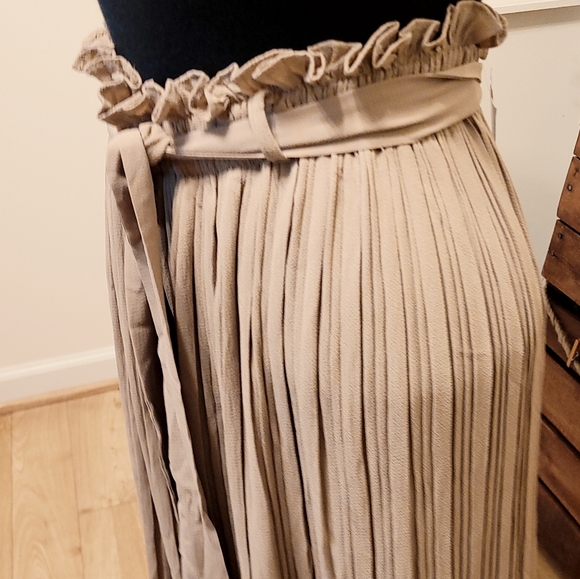 Tan Flowy Golash pants 👖 - Picture 3 of 5